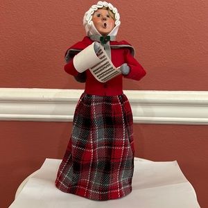 Byers Choice Ltd. Christmas caroler